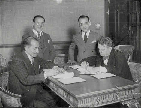 Ernie Jarvis(dead January 1963) And Frank Genero Signing Contracts For There Wor Stock Photos