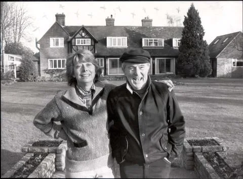 Ernie Wise - Dates 1982 Trappings Of Success: Ernie And Wife Doreen Outside Thei Stock Photos