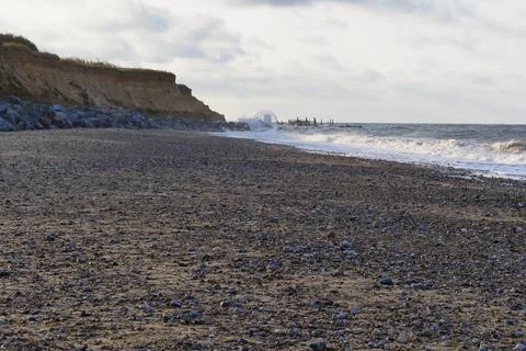 Eroded cliffs and beach defences on Happisburgh beach Stockfoto's