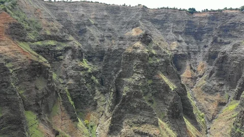 Eroded gray rock wall inside a Kauai canyon, Hawaii 库存影片 96045980
