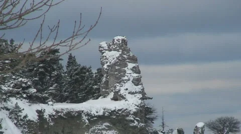 Eroded Limestone Stack With Cloudy Background Vidéo 959414