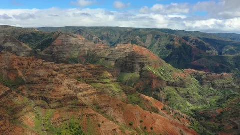 Eroded ridges and red rock strata in Waimea Canyon, Kauai 库存影片 96046017
