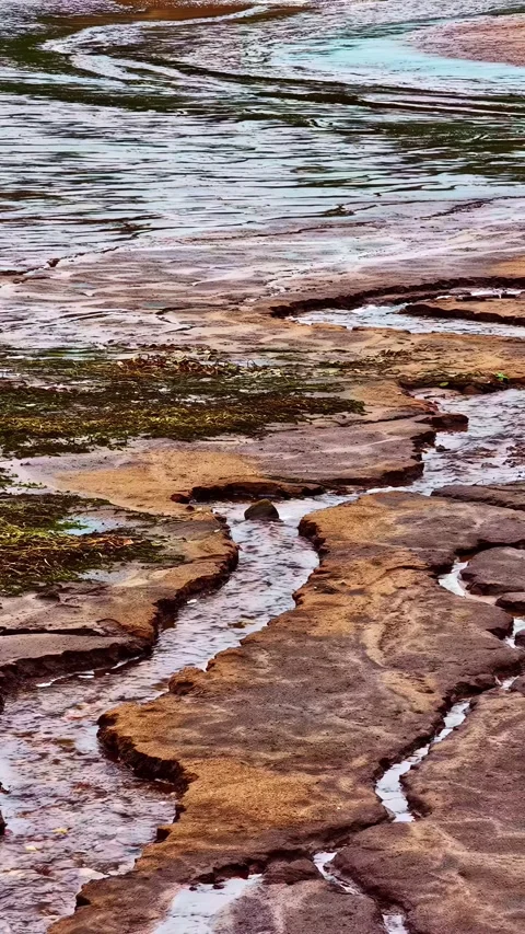 Eroded Riverbank Patterns with Flowing Water in Natural Landscape Видео 336662289