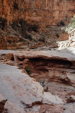 Eroded Rock Shelf and Steep Canyon Walls in Paradise Valley, Morocco Stock-Fotos