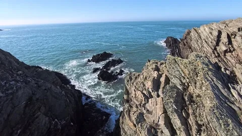 Eroded rocky cliff edge Welsh island rugged coastal headland and Irish seascape 库存影片 333019804
