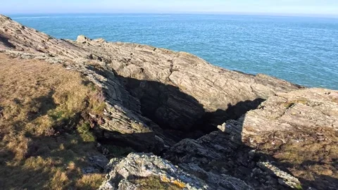 Eroded rugged headland cliffs of Welsh national park rocky coast panoramic view Vidéo 333212643