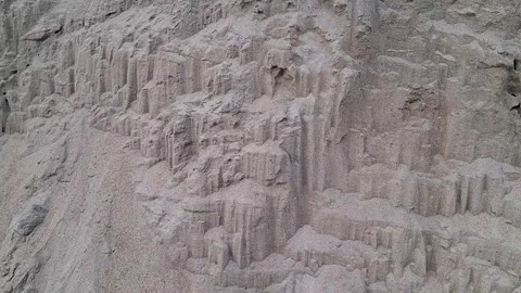 Eroded sandstone cliff face with unique formations Vídeo Stock 331658445