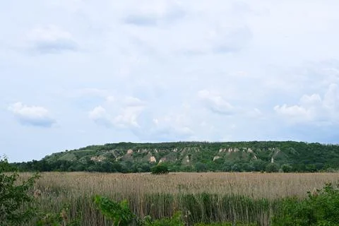 Eroded steppe cliffs and wetlands in Nyzhnovorsklyanskyi Regional Landscape Park 스톡 사진