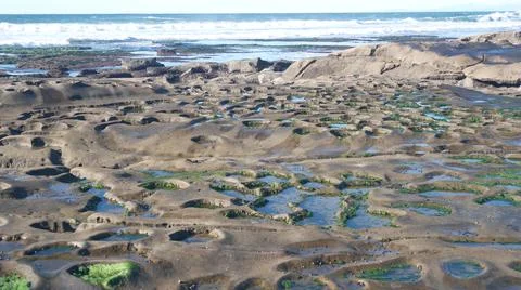 Eroded tide pool rock formation in California. Littoral intertidal tidepool zone Foto stock