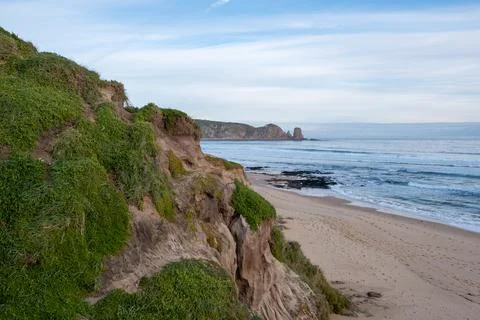 Eroding cliffs near scenic beach on Mornington Peninsula, Australia Foto stock
