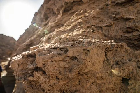 Eroding desert rock formation bathed in sunshine in marsa alam Foto stock