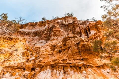 Eroding orange sandstone cliffs over Murray River in Riverland, South Austral Foto stock