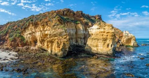Eroding rocks on ocean coastline on Great Ocean Road, Victoria, Australia Foto stock