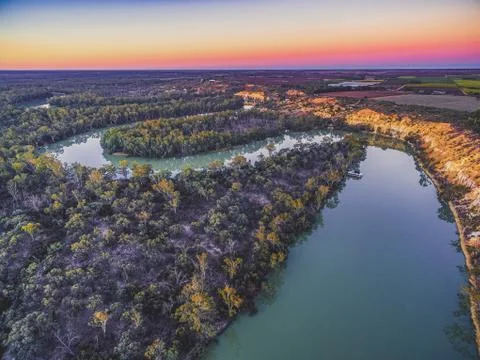 Eroding sandstone shore of Murray RIver at dusk Foto stock