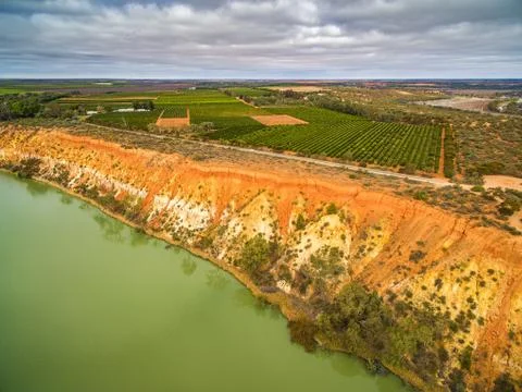 Eroding sandstone shores of Murray River and agricultural fields in Murtho, R 스톡 사진