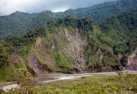 Eroding slopes beside the rio quijos in the ecuadorian amazon, damaged in the Foto stock