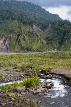 Eroding slopes beside the rio quijos in the ecuadorian amazon, damaged in the Foto stock