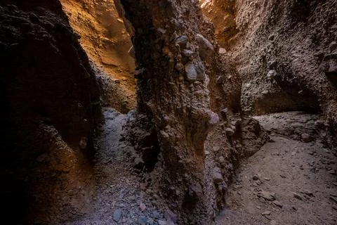 Eroding Walls Create A Pillar In The Middle Of A Slot Canyon Foto stock