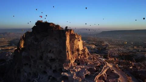 Erosion revealing textured stone structures perched on edge at dawn with Foto stock