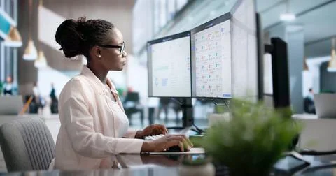ERP Manager Reviews Enterprise Software Data To Improve Business Workflow. Stockfoto's