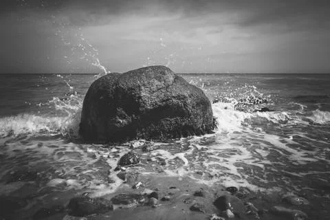 Erratic block in the surf - black and white Foto stock