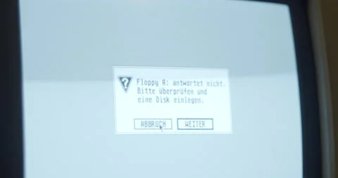 Error message on vintage computer screen - old pc cannot read floppy Stock-Footage 148326899