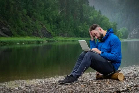 Error in programming or disruption of a business transaction. A man in a blue Foto stock