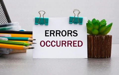 ERRORS OCCURRED - words on a white sheet with clamps against the background o Foto stock