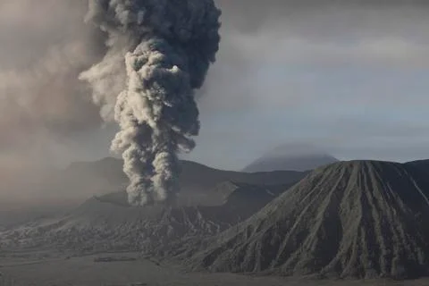 Eruption of ash cloud from Mount Bromo volcano, Tengger Caldera, Java, Foto stock