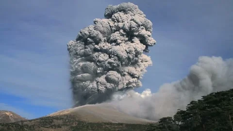 Eruption of Shinmoedake 스톡 동영상 327553558