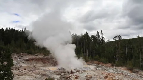 Eruption of the Steamboat Geyser Видео 59571977