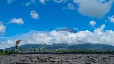 Eruption of Volcano Semeru on the island of Java. The volcano emits ash and Foto stock