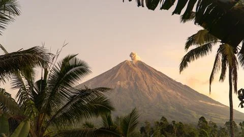Eruption of Volcano Semeru on the island of Java. The volcano emits ash and Stock-Fotos