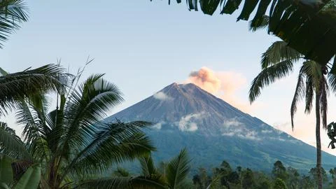Eruption of Volcano Semeru on the island of Java. The volcano emits ash and Stock-Fotos