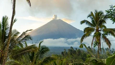 Eruption of Volcano Semeru on the island of Java. The volcano emits ash and Foto stock