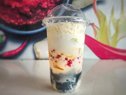 Es teler in a plastic cup served Stock Photos