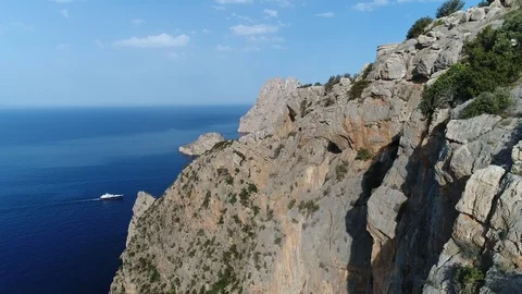 Es Vedra, the ancient watch tower &amp; the island of Es Vedra and a powerboat Vidéo 88034231