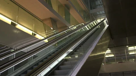 Escalator empty wide pan and tilt 스톡 동영상 46639488