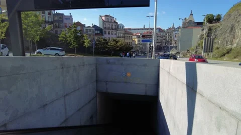 Escalator Entry of The Subway Station - "So Bento", Porto, Portugal 库存影片 154464871