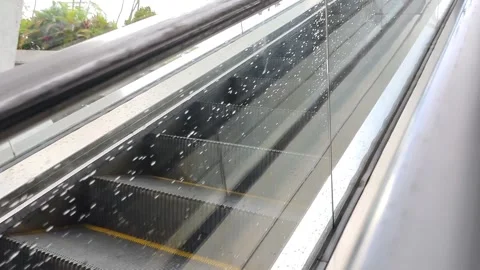 Escalator features an adjoining escalator Vidéo 304051874
