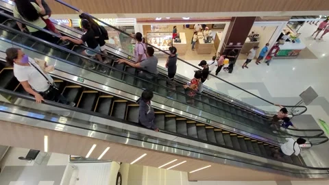 Escalator going  down and up side shot wide angle in Shopping Mall Vidéo 197137085