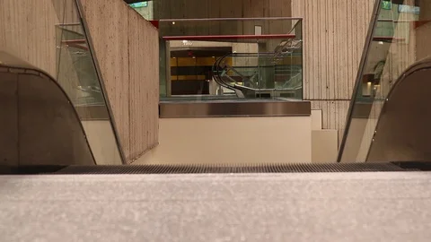 Escalator Going Down Motion in Modern Office Building Vídeo Stock 127240989