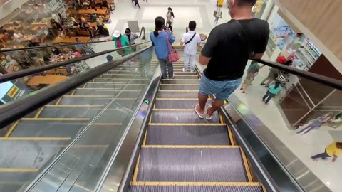 Escalator going down with shoppers on the mall during holidays Vidéo 197129783