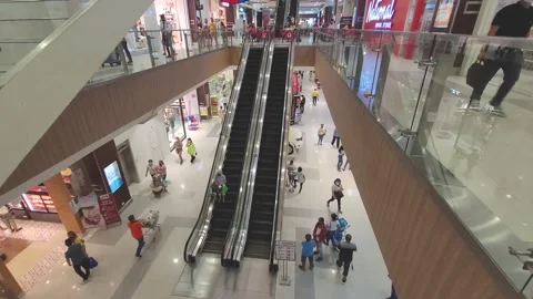 Escalator going down with shoppers on the mall during holidays Vidéo 197137008
