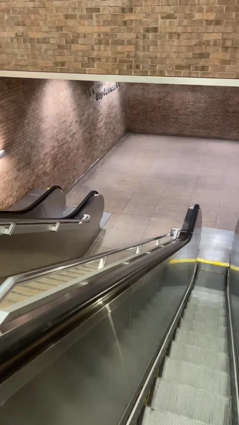Escalator going down in underground path Vídeo Stock 323318816
