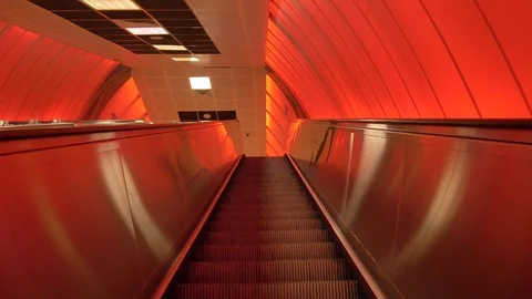 Escalator Going Up Stockbeeldmateriaal 83495586