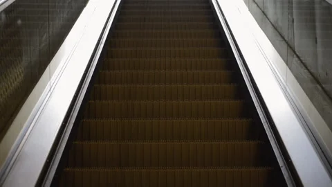 Escalator Going Up Vídeo Stock 107315795