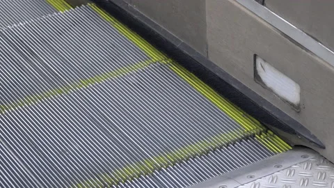 Escalator going up. Vídeos de archivo 136714181