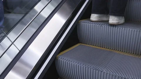 The escalator is going up. Video stock 220609245