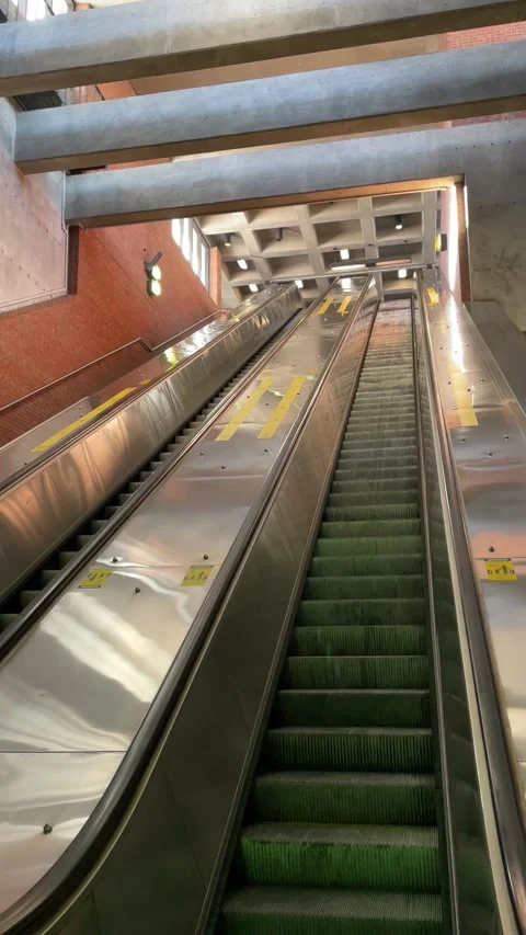 Escalator going up in metro station Vídeo Stock 323318817